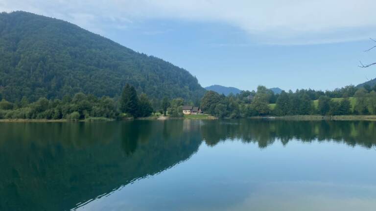 Malerischer Rundwanderweg<br>am Hintersee in der Fuschlseeregion – Bild 18 von 19