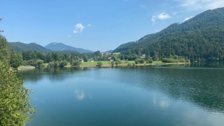 Malerischer Rundwanderweg<br>am Hintersee in der Fuschlseeregion – Bild 7 von 19