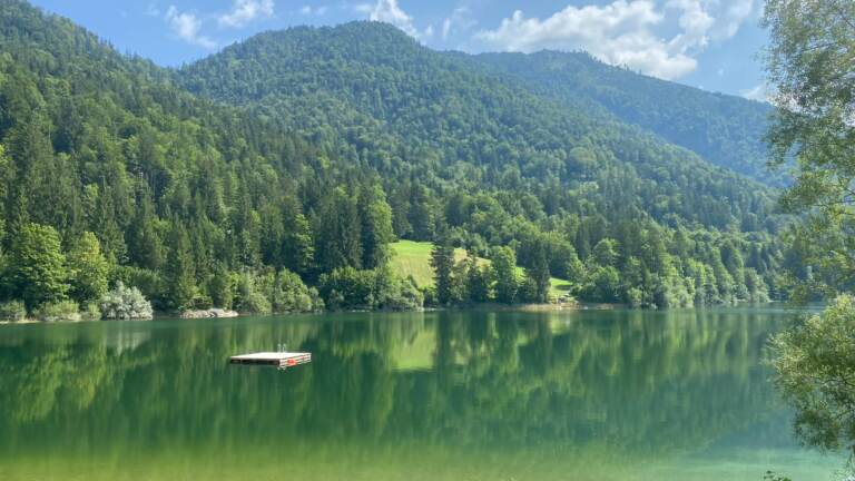 Malerischer Rundwanderweg<br>am Hintersee in der Fuschlseeregion – Bild 1 von 19