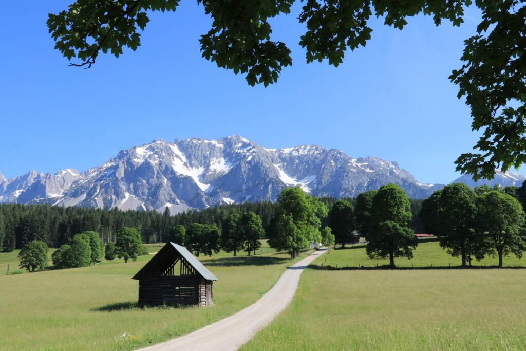 Das Dachsteinmassiv über der Ramsau in der Steiermark
