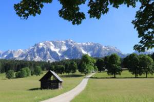 Das Dachsteinmassiv über der Ramsau in der Steiermark