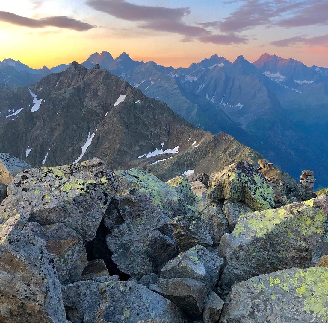 Sonnenaufgangswanderung in Tirol: Magische Momente ueber den Wolken
