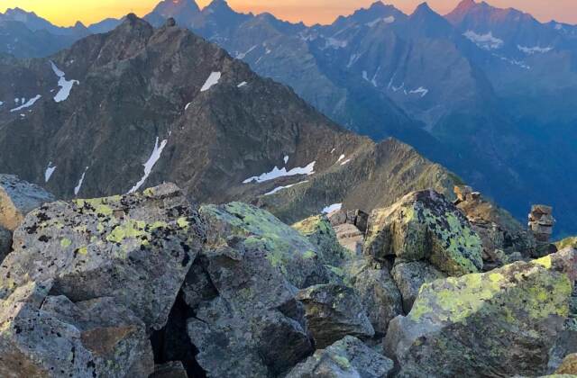 Sonnenaufgangswanderung in Tirol: Magische Momente ueber den Wolken