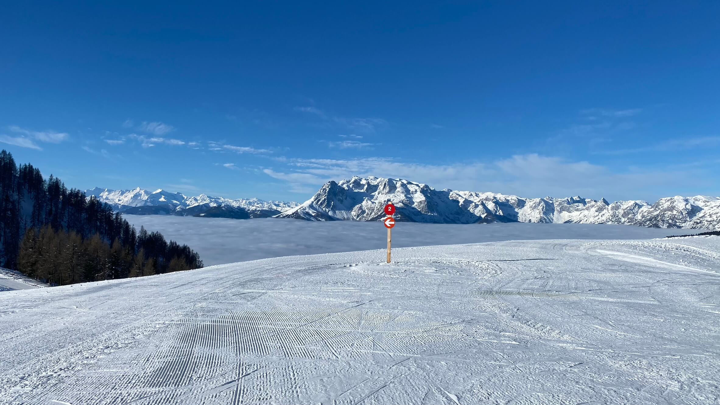 Aussicht auf die umliegenden Berge über dem Nebelmeer in Werfenweng