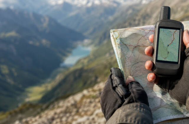 GPS-Geraete 2025 fuer Wanderer: Garmin vs. Suunto Vergleich