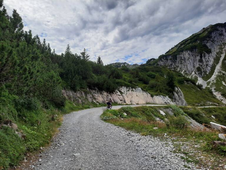 Auf dem Rückweg über die Schotterstraße zur Bushaltestelle