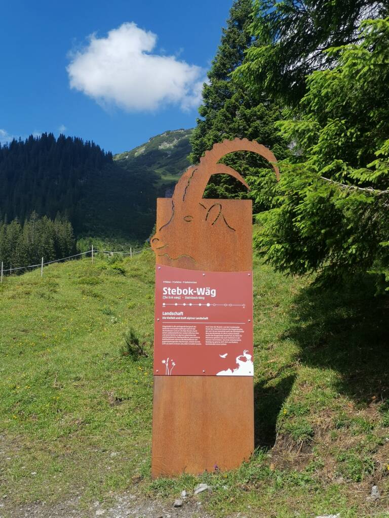 Informationstafeln entlang des Weges