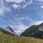 Rote Schlittenskulptur von Liddy Scheffknecht am Kunstwanderweg Alpine Art am Muttersberg
