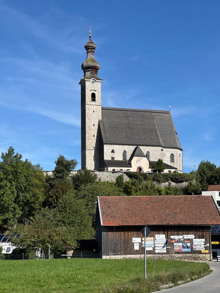 Kirche mit spitzem Turm an der Radstrecke nach Höglwörth