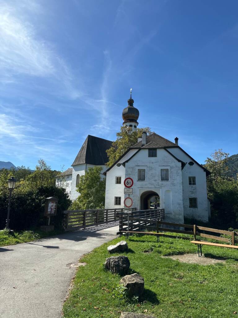 Zugang zum ehemaligen Kloster Höglwörth mit Zwiebelturm