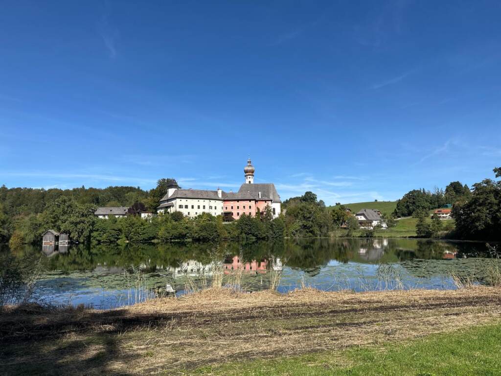 Das ehemalige Kloster Höglwörth am Ufer des Höglwörther Sees