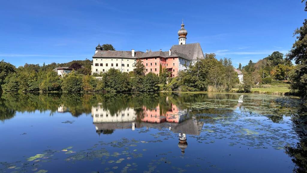 Das ehemalige Kloster Höglwörth spiegelt sich im Höglwörther See