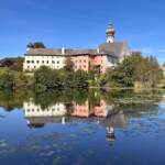 Das ehemalige Kloster Höglwörth spiegelt sich im Höglwörther See