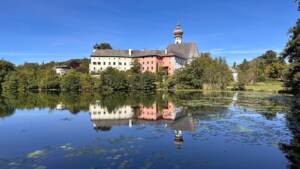 Das ehemalige Kloster Höglwörth spiegelt sich im Höglwörther See