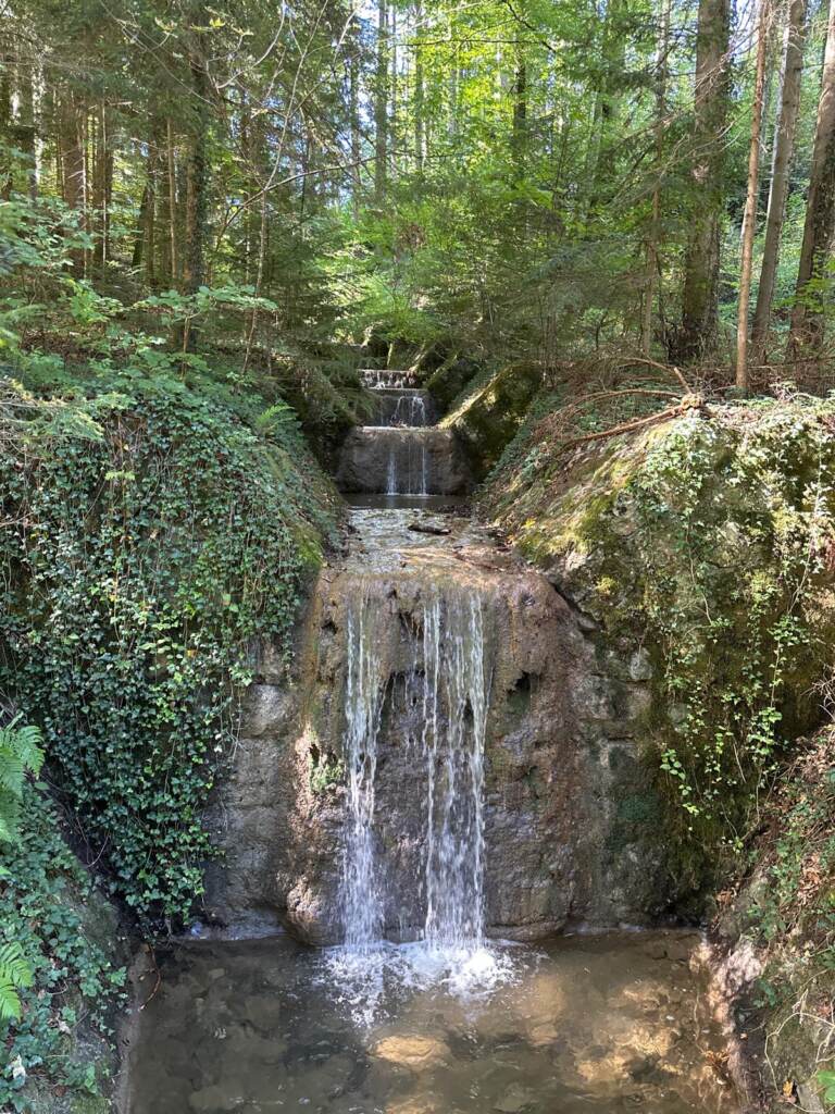 Kleiner Wasserfall am Weg bei Höglwörth