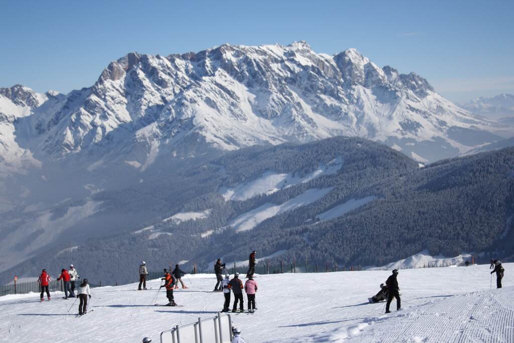 Skifahrer am Aberg in Maria Alm, im Hintergrund das verschneite Steinerne Meer