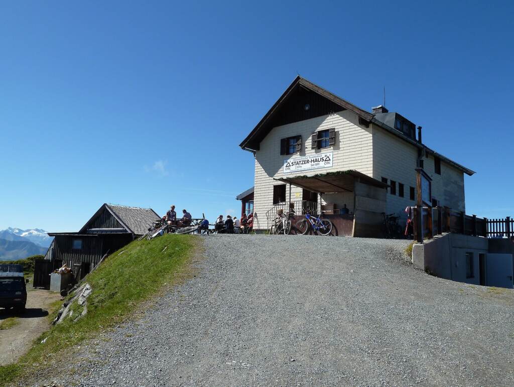 Das Statzerhaus am Gipfel des Hundsteins auf 2.117 Metern