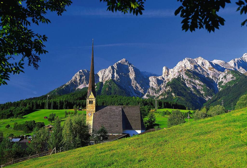 Wallfahrtskirche Maria Alm vor den Kalkwänden des Steinernen Meeres im Sommer