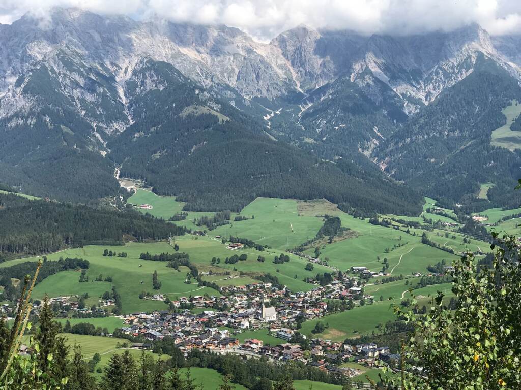 Blick über Maria Alm und das grüne Urslautal zum Steinernen Meer