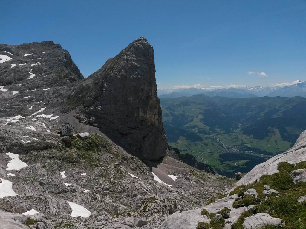 Ramseider Scharte mit Sommerstein und Riemannhaus, rechts unten das Tal von Maria Alm