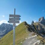 Wegweiser am Zimbajoch mit Blick auf die Zimba im Rätikon