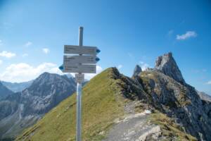 Wegweiser am Zimbajoch mit Blick auf die Zimba im Rätikon