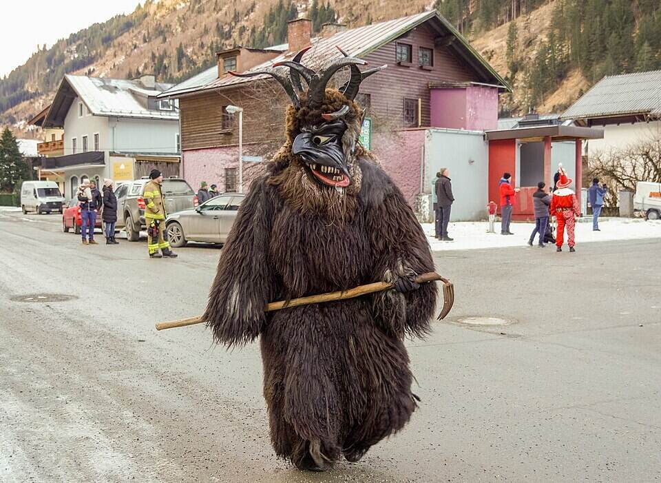 Gasteiner Krampus mit dem „Krampen“, einer eisernen Hacke