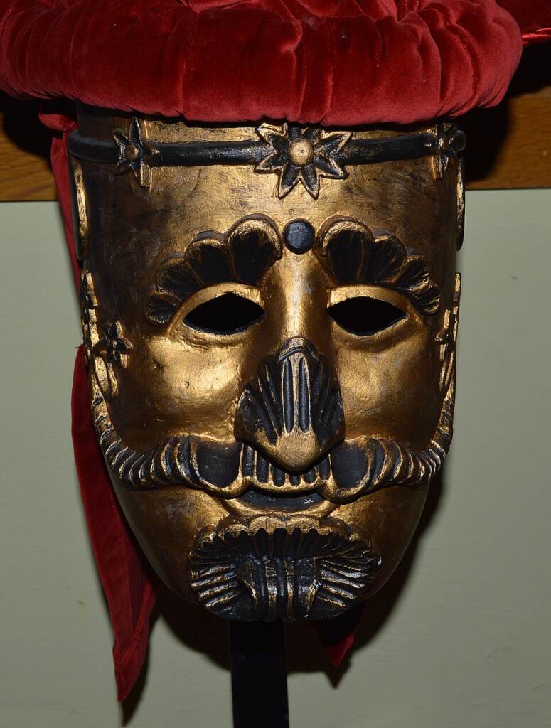 Goldene Maske einer Schönperchte in Goldegg