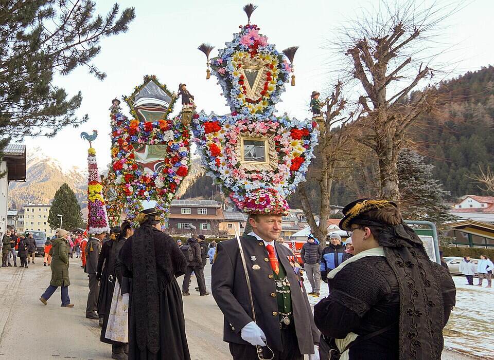Kappenträger mit Spiegeln beim Gasteiner Perchtenlauf 2026