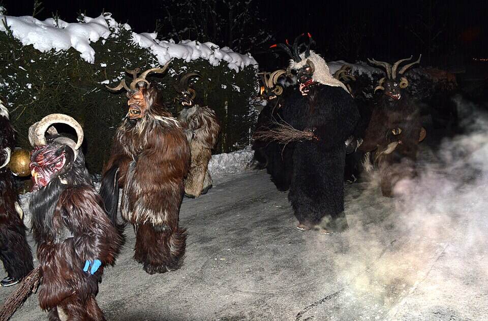 Perchten ziehen in der Dämmerung durch Goldegg