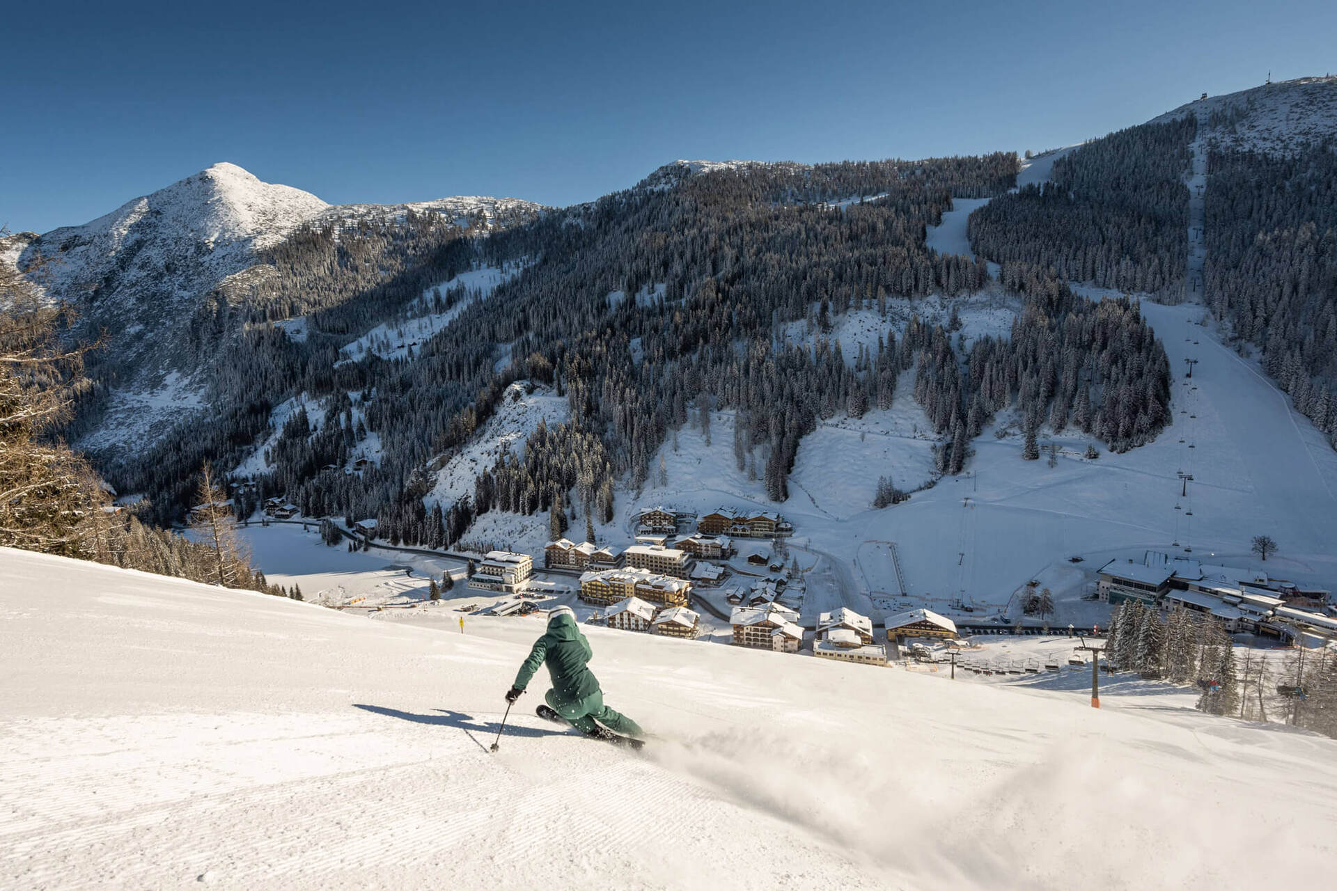 Skifahrer auf einer frisch präparierten Piste in Zauchensee im Salzburger Land