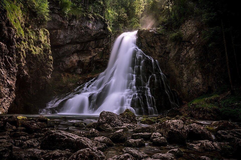 Der Gollinger Wasserfall stürzt über bewachsene Felsstufen