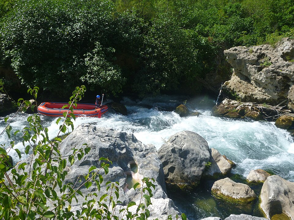 Schlauchboot mit Paddlern in einer Wildwasserstelle